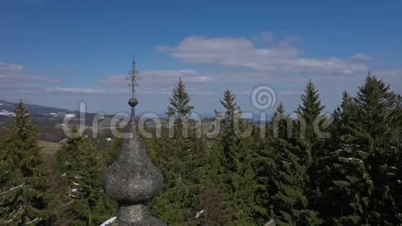 山上教堂的鸟瞰图视频的预览图