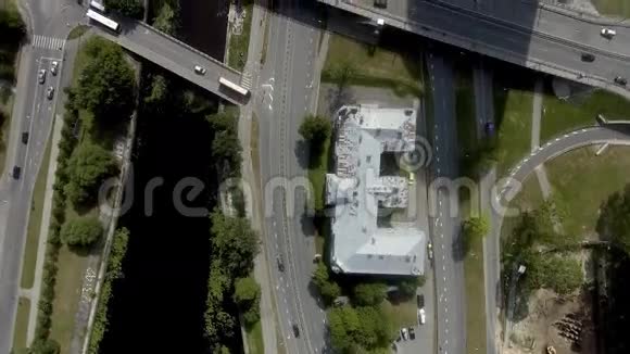 城市高架桥的鸟瞰图视频的预览图