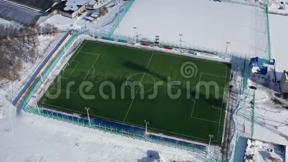 业余足球场的空中射击在冬天拍摄一个白色布局的现代足球场4k个镜头视频的预览图