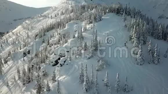 从无人驾驶的滑雪者出发在雪山上坡上行滑雪视频的预览图