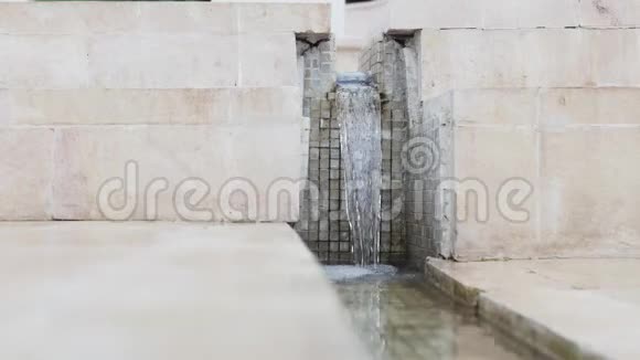 小城市喷泉大理石台阶上的水视频的预览图