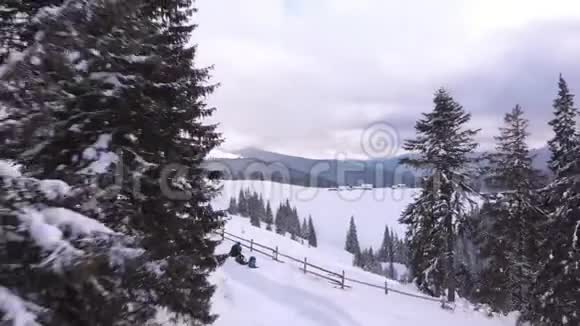 飞越雪山上的小屋视频的预览图