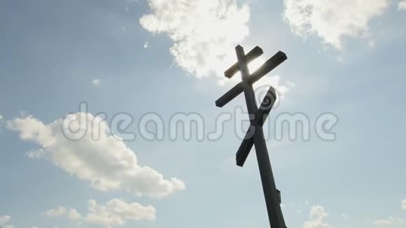 蓝天前的木制正统十字架时间流逝视频的预览图