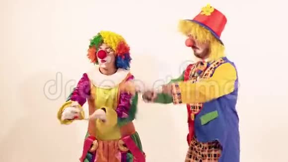 两个玩小丑玩得开心还想吹肥皂泡视频的预览图