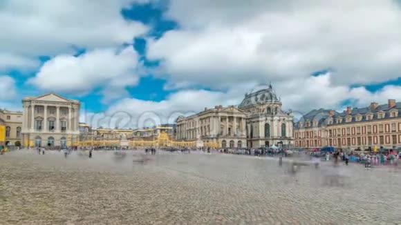 与凡尔赛宫的游客一起前往主入口法国凡尔赛宫视频的预览图