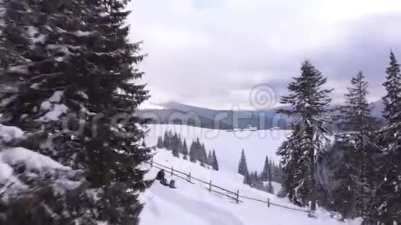 飞越雪山上的小屋视频的预览图