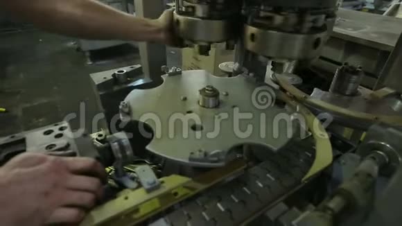 在工厂工作的人视频的预览图