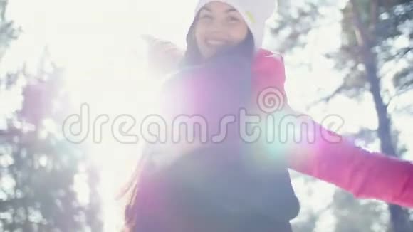 男人背着他的女朋友冬季视频的预览图
