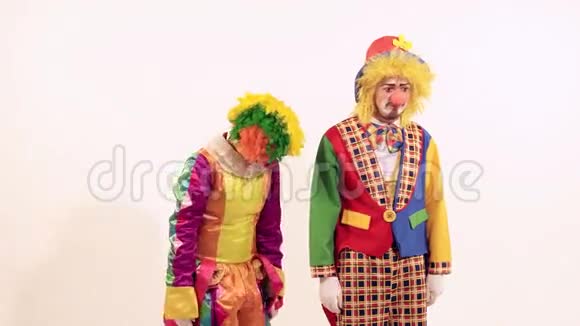 两个马戏团小丑互相友好地踢和取笑的肖像视频的预览图