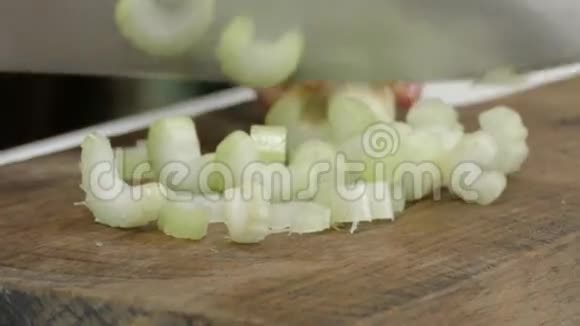 芹菜切沙拉视频的预览图
