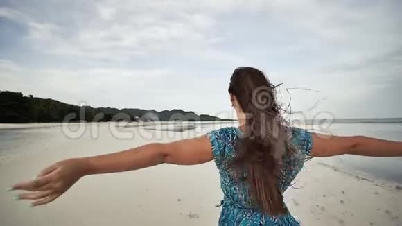 一个年轻的俄罗斯女孩带着快乐的情绪走在海滩上在镜头前摆姿势女孩是视频的预览图