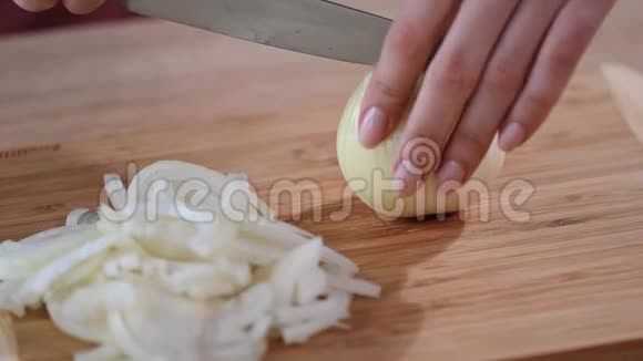 厨师切洋葱刀切板洋葱视频的预览图
