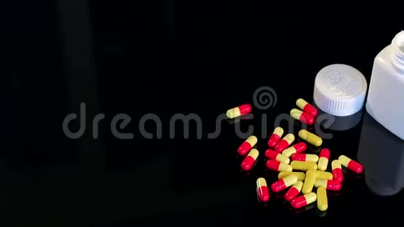 药片和黑色桌子上的白色塑料瓶视频的预览图