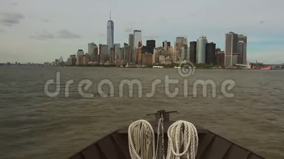 纽约从一艘船上看到纽约市全景时间流逝超高清4k视频的预览图
