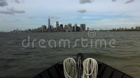 纽约从一艘船上看到纽约市全景时间流逝超高清4k视频的预览图