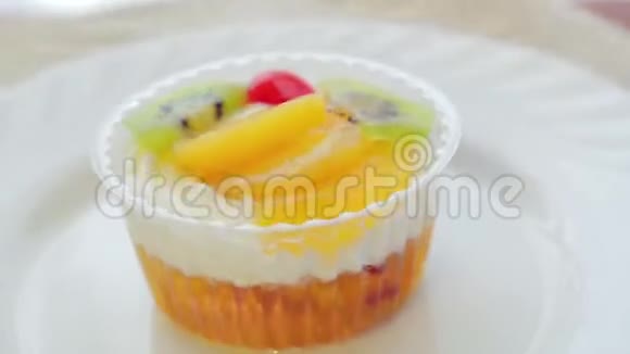 水果蛋糕在白色盘子上旋转成一个圆圈视频的预览图