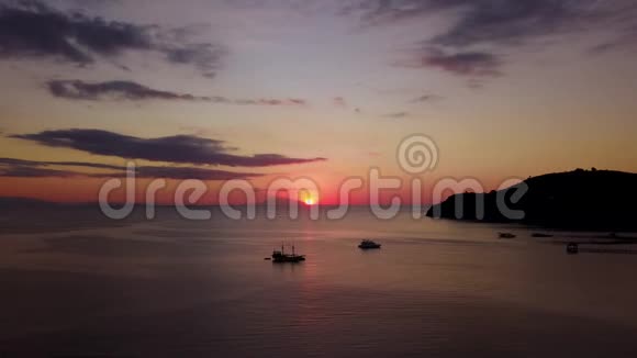 海上日落的空中景色视频的预览图