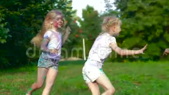 一群孩子在一个夏天的田野上一起玩互相追逐视频的预览图