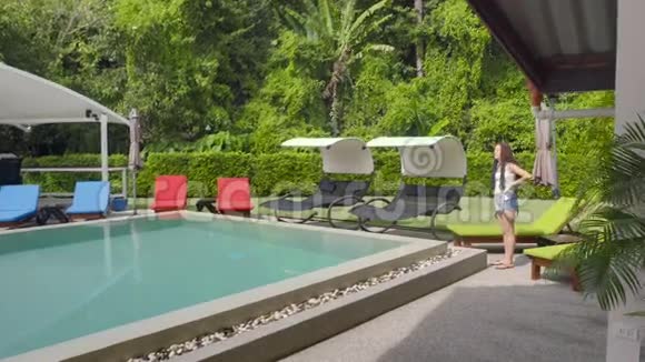 泳池附近有非洲编织日光浴的漂亮年轻女人视频的预览图