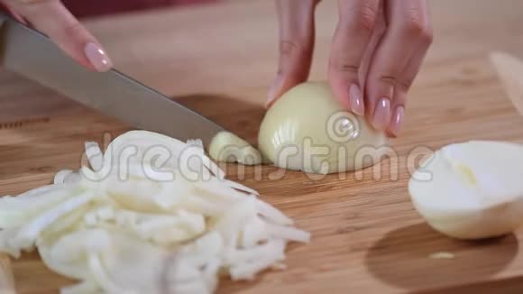厨师切洋葱刀切板洋葱视频的预览图
