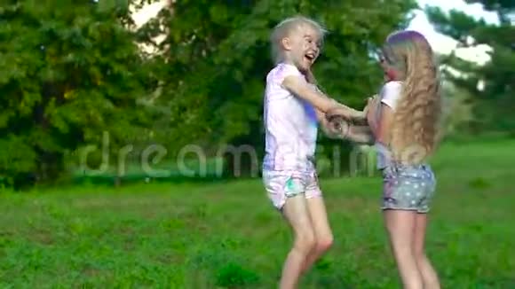 孩子们一起在绿色公园里玩一起跑一起笑视频的预览图