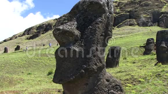 在山上大量的复活节岛雕像视频的预览图