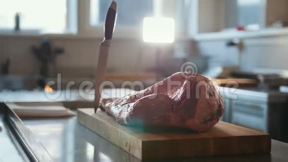 一家餐馆里一大块新鲜的生肉躺在木板上等待烹饪视频的预览图