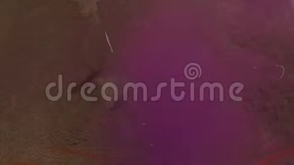 空中射击作为一个赛车无人机执行特技飞行的形象库比特留下了一个紫色的烟雾痕迹视频的预览图