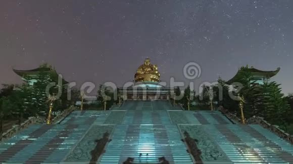 在泰国清莱的WatMuen佛像Mettakhunaram上空夜空中星星移动的时间推移视频的预览图