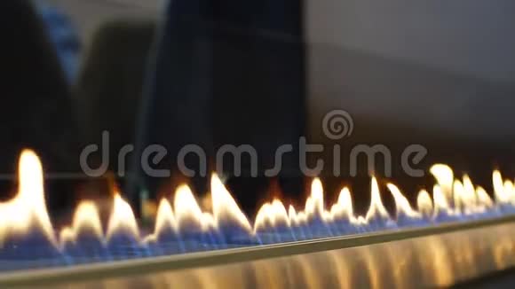 一家豪华酒店的壁炉着火视频的预览图