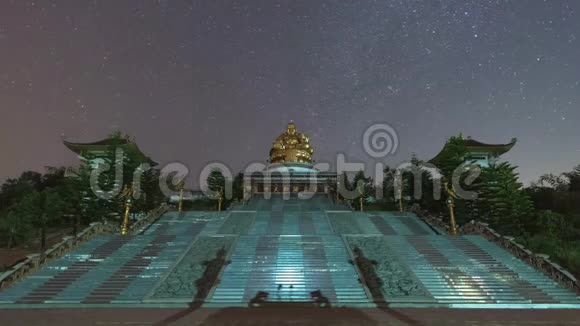 在泰国清莱的WatMuen佛像Mettakhunaram上空夜空中星星移动的时间推移视频的预览图
