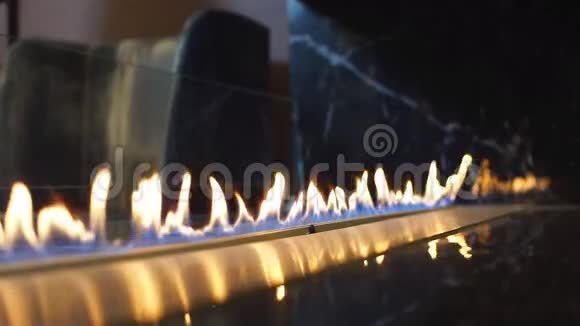 一家豪华酒店的壁炉燃烧视频的预览图