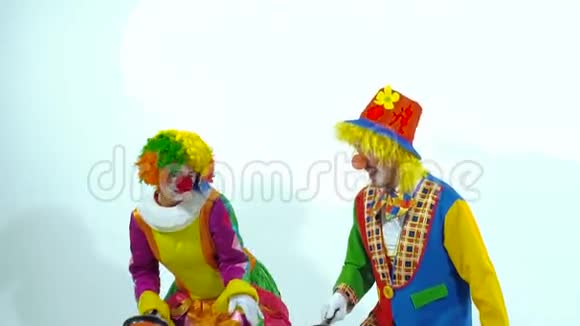 两个想抓煎饼的滑稽小丑慢动作视频的预览图