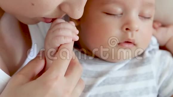 妈妈用一支小笔吻她刚出生的儿子视频的预览图
