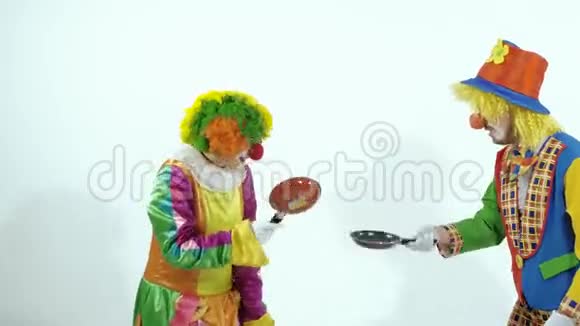 两个马戏团小丑在玩小煎锅视频的预览图