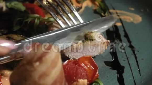 特写镜头鸡肉在咸肉中与蔬菜一起烤在蓝色盘子上配上酱汁和绿色沙拉视频的预览图