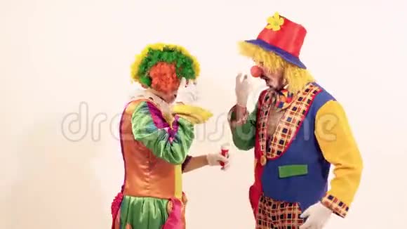 两个滑稽小丑试图吹肥皂泡但打喷嚏的肖像视频的预览图