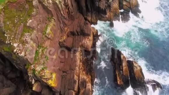 蓝色大西洋的海水撞击爱尔兰丁格尔半岛的悬崖视频的预览图