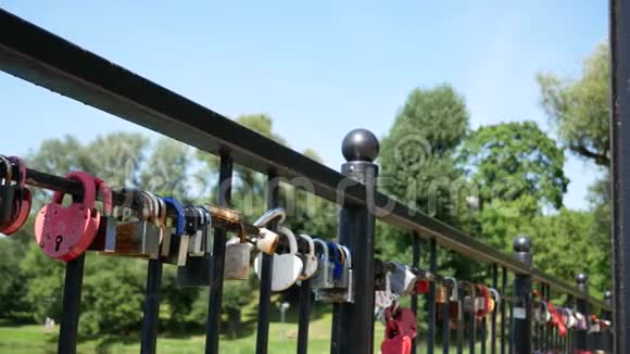 公园的桥栏杆上挂着结婚锁视频的预览图