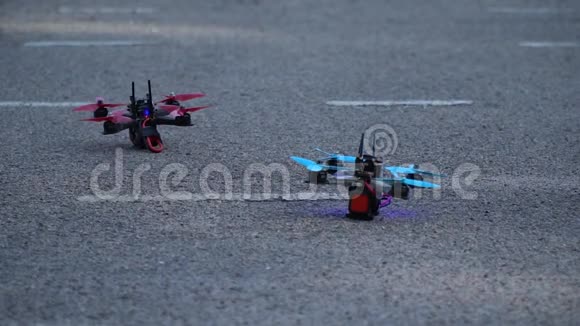 两架赛车无人机从柏油路起飞视频的预览图