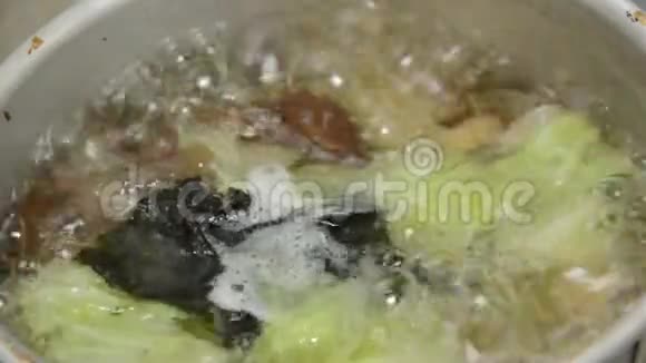 用玻璃面和海藻在不锈锅中煮的素食汤视频的预览图