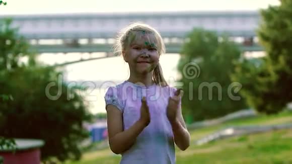 可爱的小女孩在城市桥背景下跳跃和鼓掌的肖像视频的预览图