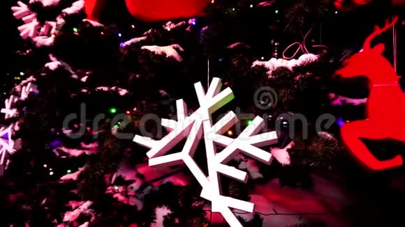 冬天圣诞树上的圣诞装饰品视频的预览图