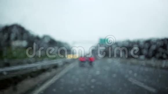 暴雨期间雨滴溅落在挡风玻璃上恶劣的驾驶环境视频的预览图