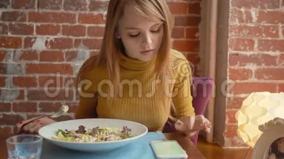 妇女坐在桌旁餐饮自助餐厅女孩咖啡休息使用智能电话网络通信在线视频的预览图