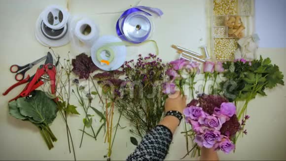 花匠的双手捧起一束鲜花视频的预览图