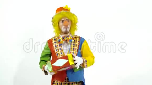 滑稽可笑的小丑里面放着明亮的盒子视频的预览图