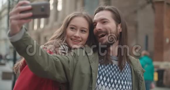 年轻漂亮的夫妇在一个城市自拍视频的预览图