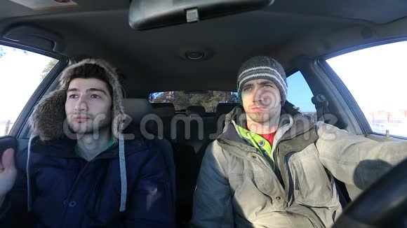 两个男人在车里跳舞现代舞在冬天视频的预览图