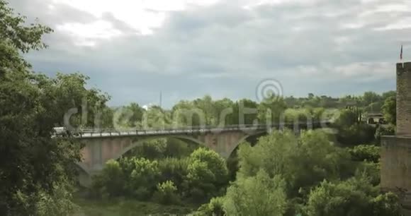 贝萨鲁吉罗纳加泰罗尼亚西班牙著名的地标古中世纪罗马式贝萨鲁桥在云中的弗卢维亚河上视频的预览图